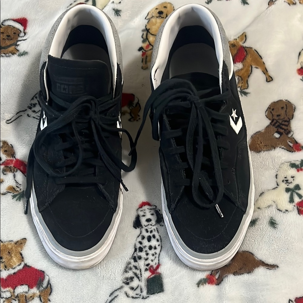 Converse Men’s 10 Black and White Sneakers Classic Style